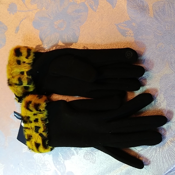 Gloves - Picture 1 of 5